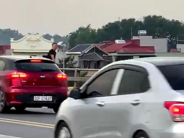 CSGT kịp thời ngăn chặn nam thanh niên định nhảy cầu tự tử