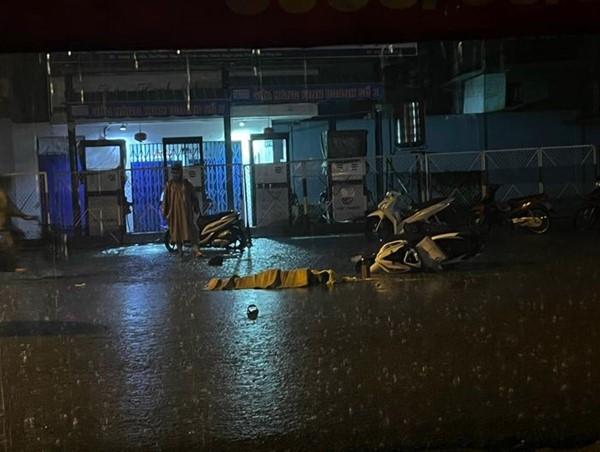 Tai nạn giao thông mới nhất hôm nay (19/9/2023): Va chạm xe tải trong cơn mưa lớn, đôi nam nữ thương vong