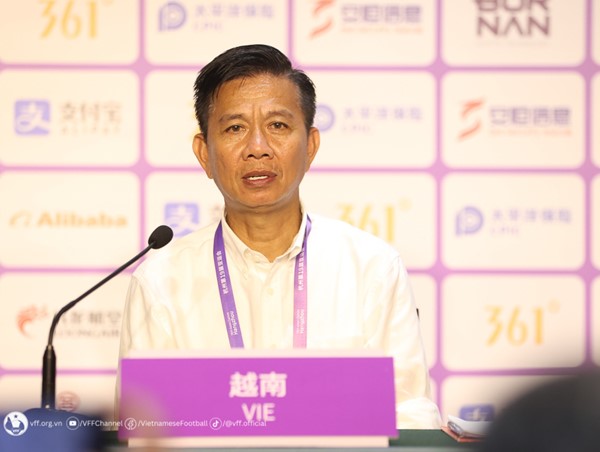 HLV Hoàng Anh Tuấn không hài lòng về những sai sót của học trò sau trận thắng Mông Cổ