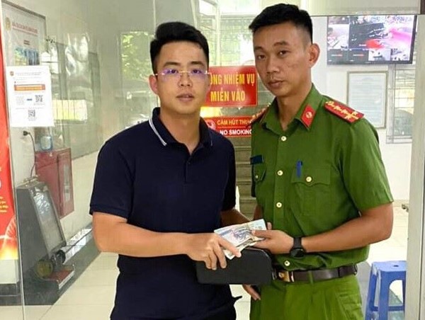 Trao trả 44 triệu đồng cho người đánh rơi
