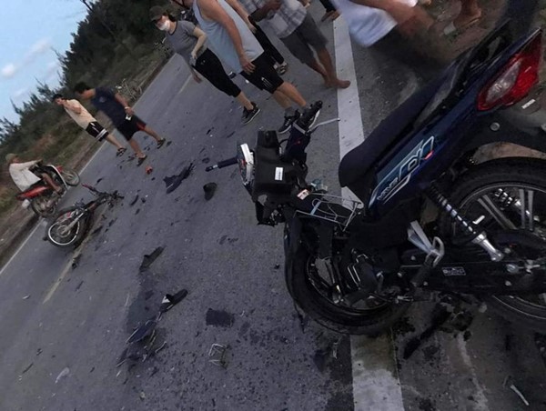 Tai nạn giao thông mới nhất hôm nay (21/9/2023): 2 xe máy tông nhau, 5 học sinh thương vong