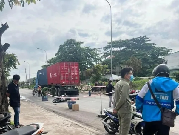 Tai nạn giao thông mới nhất hôm nay (25/9/2023): Chạy xe máy ngược chiều, người đàn ông bị ô tô kéo lê tử vong