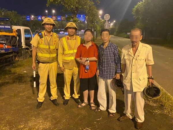 CSGT Hà Nội giúp đỡ thiếu niên có biểu hiện không bình thường, đi ngược chiều trên Đại lộ Võ Nguyên Giáp
