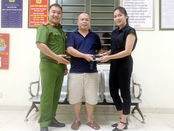 Hình ảnh đẹp của người đàn ông đi chơi tại khu vực Hoàng thành Thăng Long