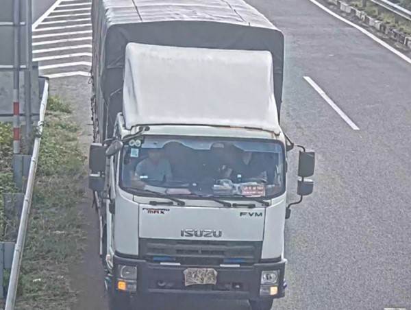 Tài xế cố tình che biển số bằng giẻ để lùi xe trên cao tốc