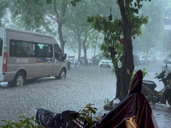 Hà Nội mưa trắng trời, gió giật mạnh như bão đúng giờ cao điểm sáng 28/9