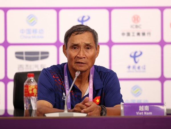 HLV Mai Đức Chung nói gì sau trận thua đậm tuyển nữ Nhật Bản