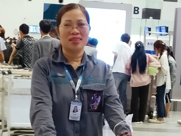 Nữ nhân viên xe đẩy của Cảng HKQT Nội Bài giúp hành khách tìm lại túi tiền trị giá hơn 200 triệu đồng