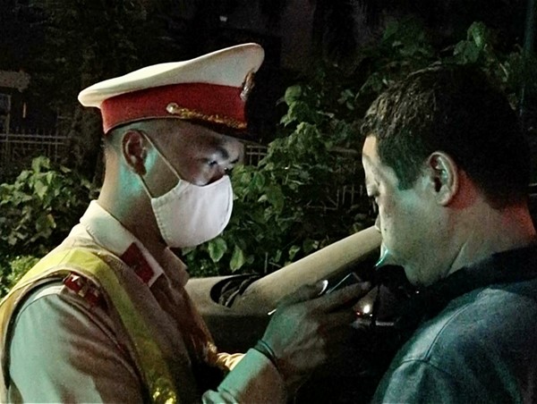 Hàng loạt tài xế bị phạt nặng vì uống rượu bia vẫn lái xe