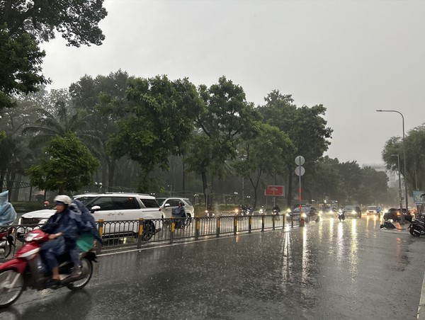 Thời tiết ngày 1/10: Miền Bắc hửng nắng, miền Nam mưa dông diện rộng và mưa lớn cục bộ