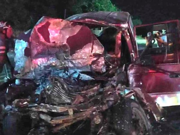 Tai nạn giao thông mới nhất hôm nay (3/10/2023): Xe máy “kẹp 3” đối đầu xe bán tải, 2 người tử vong