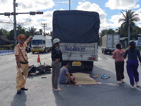 Tai nạn giao thông mới nhất hôm nay (4/10/2023): Xe tải va chạm xe máy, 2 người thương vong