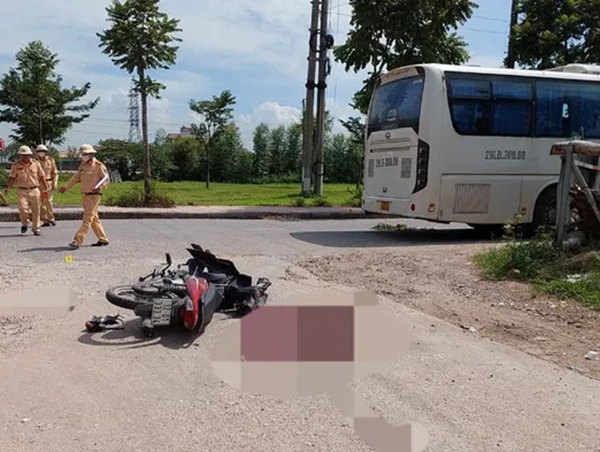Tai nạn giao thông mới nhất hôm nay (5/10/2023): Xe máy va chạm với ô tô đưa đón công nhân, một người tử vong
