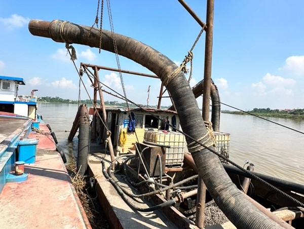 Bắt giữ tàu khai thác cát trái phép trên sông Hồng