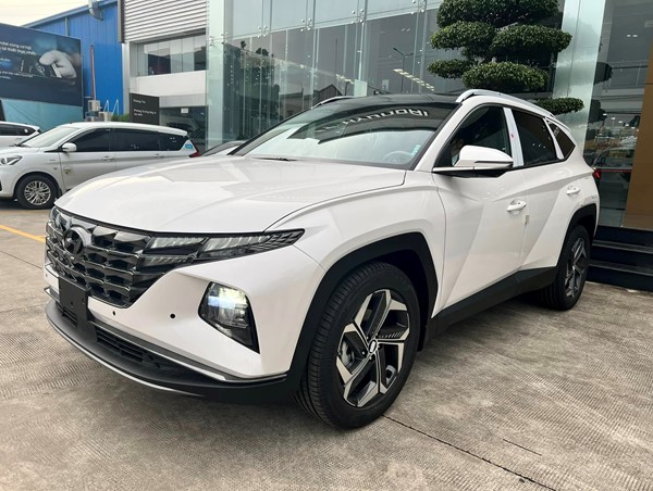 Hyundai Tucson lần đầu tiên giảm giá sốc lên đến gần 200 triệu đồng