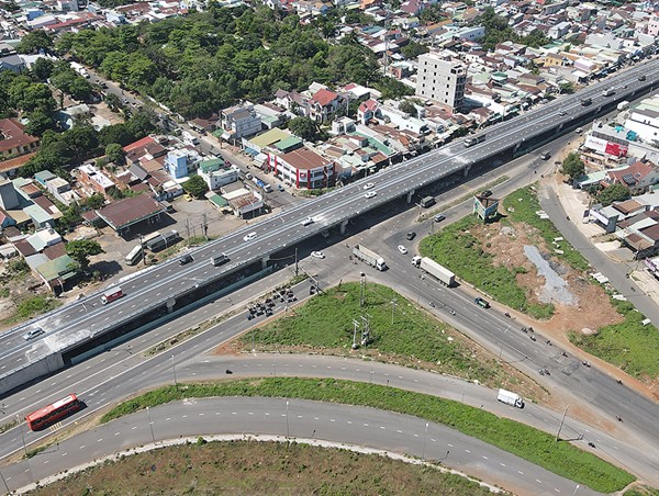 Khẩn trương hoàn thiện công trình cầu vượt tại nút giao Dầu Giây