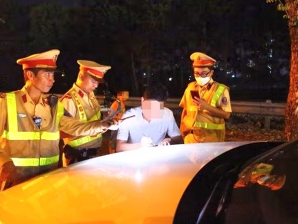 Hà Nội: Xử lý 21 trường hợp vi phạm nồng độ cồn trong ngày 7/10