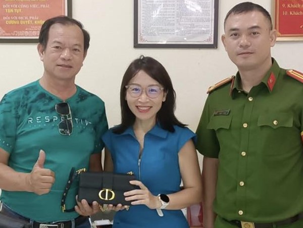 Công an phường Hàng Trống giúp đỡ người dân tìm lại tài sản thất lạc