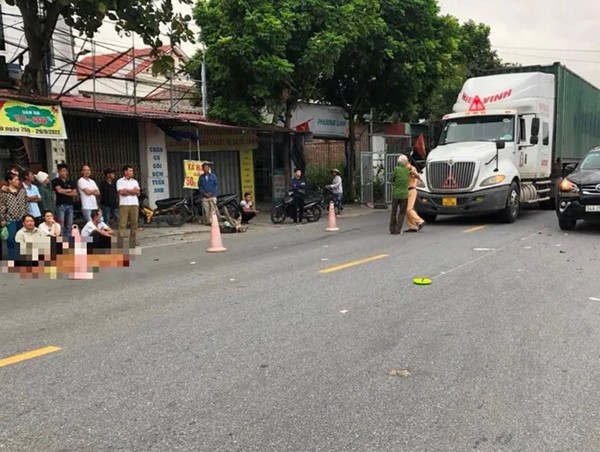 Tai nạn giao thông mới nhất hôm nay (11/10/2023): Đi bộ qua đường, cụ bà 77 tuổi bị ô tô đâm tử vong