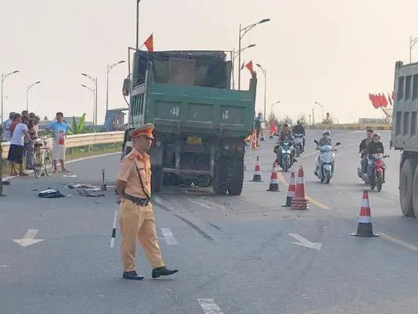 Tai nạn giao thông mới nhất hôm nay (17/10/2023): 3 nam thanh niên chạy xe máy lao vào cột đèn đường tử vong