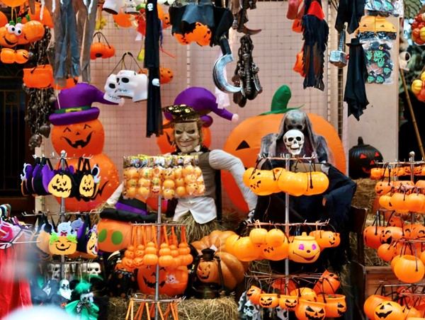 Phố Hàng Mã ngập tràn đồ chơi “kinh dị” trước ngày Halloween