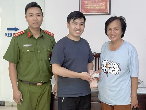 Trao trả tài sản cho người đánh rơi ở phường Giảng Võ 