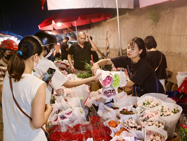 Khung cảnh tấp nập tại chợ hoa Quảng An trước ngày 20/10