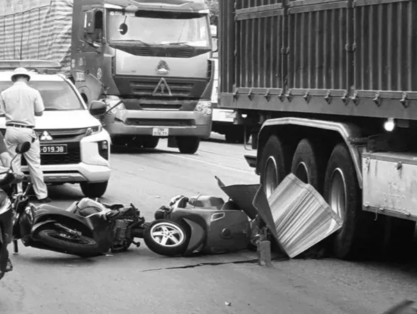 Tai nạn giao thông mới nhất hôm nay (20/10/2023): Hai xe máy va chạm, một người bị ô tô đầu kéo cán tử vong