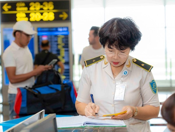 Nhân viên Cảng Nội Bài hỗ trợ khách tìm lại tài sản bị "cầm nhầm"