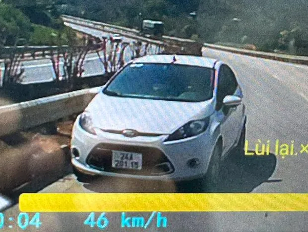 Xử phạt nữ tài xế điều khiển xe ô tô ngược chiều trên cao tốc Nội Bài - Lào Cai
