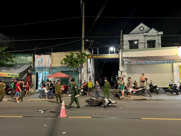 Tai nạn giao thông mới nhất hôm nay (22/10/2023): Xe máy va chạm xe container, 2 người thương vong