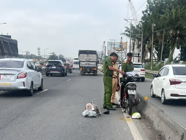 Tai nạn giao thông mới nhất hôm nay (23/10/2023): Tông trực diện xe khách, 2 người đi xe máy tử vong