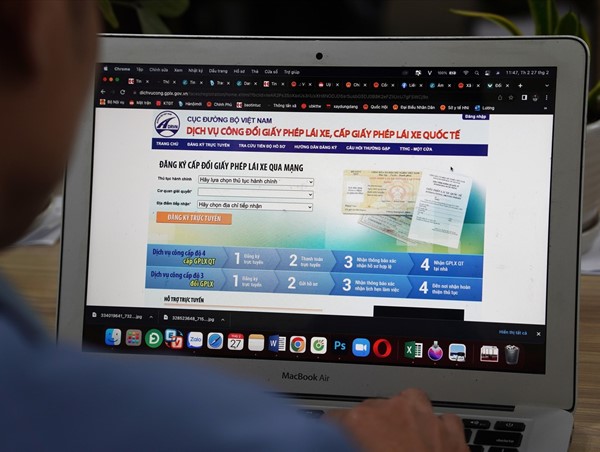 Từ 1/12/2023, giảm phí cấp đổi giấy phép lái xe, hộ chiếu trực tuyến