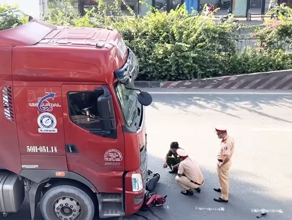 Tai nạn giao thông mới nhất hôm nay (25/10/2023): Xe container chuyển làn va chạm với xe máy, người đàn ông bị cán tử vong