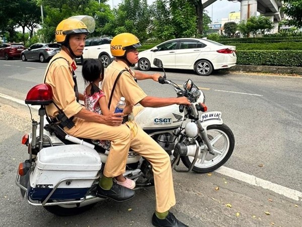  CSGT sử dụng xe đặc chủng đưa cháu bé đi lạc về với gia đình