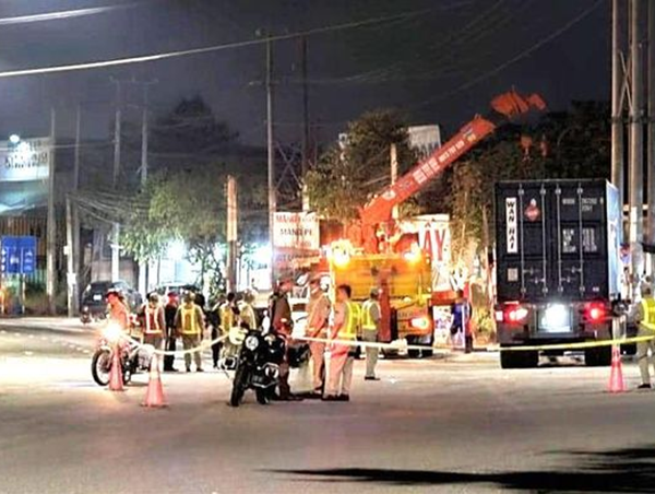 Tai nạn giao thông mới nhất hôm nay (28/10/2023): Hai bảo vệ dân phố bị xe container cán thương vong