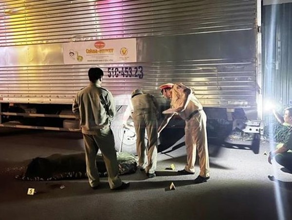 Tai nạn giao thông mới nhất hôm nay (29/10/2023): Xe tải đi ngược chiều đâm vào xe máy khiến một phụ nữ tử vong