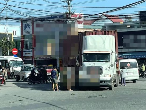 Tai nạn giao thông mới nhất hôm nay (31/10/2023): Đi bộ qua đường, người phụ nữ 68 tuổi bị xe máy tông tử vong