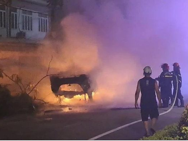 Tai nạn giao thông mới nhất hôm nay (1/11/2023): Xe Mercedes bốc cháy sau tai nạn, 6 người may mắn thoát chết
