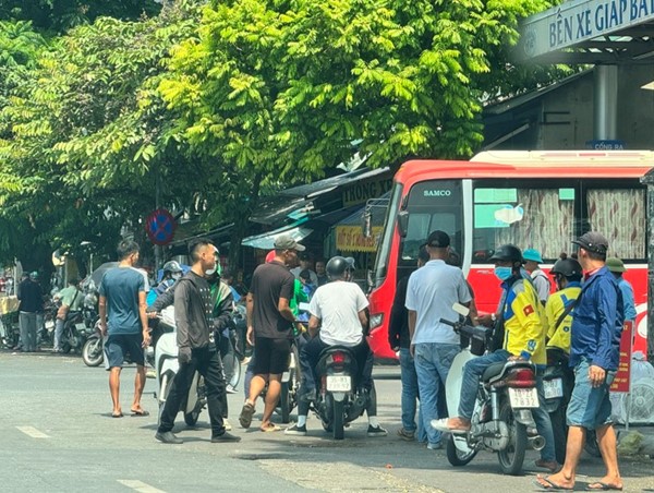 Tại sao chưa dẹp được vấn nạn “cò” bến xe?