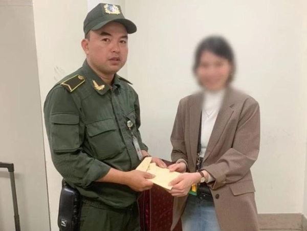Nữ hành khách vui mừng nhận lại vali bỏ quên tại sân bay Nội Bài