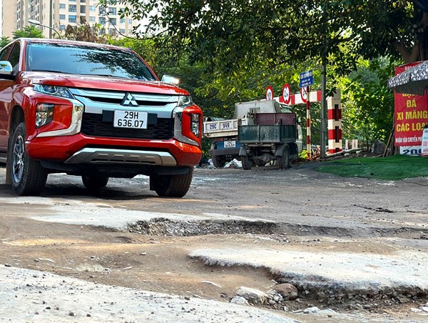 Quận Hoàng Mai: Đường Nguyễn Cảnh Dị con đường ngập ngụa trong rác thải và ổ gà