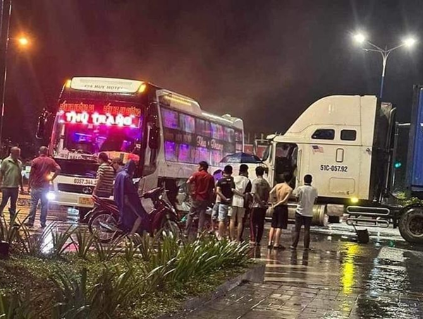 Tai nạn giao thông mới nhất hôm nay (4/11/2023): Xe container tông ô tô giường nằm, hành khách hoảng loạn