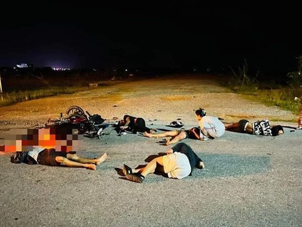 Xe máy chở 3  tông vào xe đạp điện, 5 người thương vong