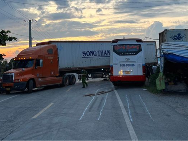 Tai nạn giao thông mới nhất hôm nay (7/11/2023): Xe khách giường nằm tông xe đầu kéo, một người tử vong 