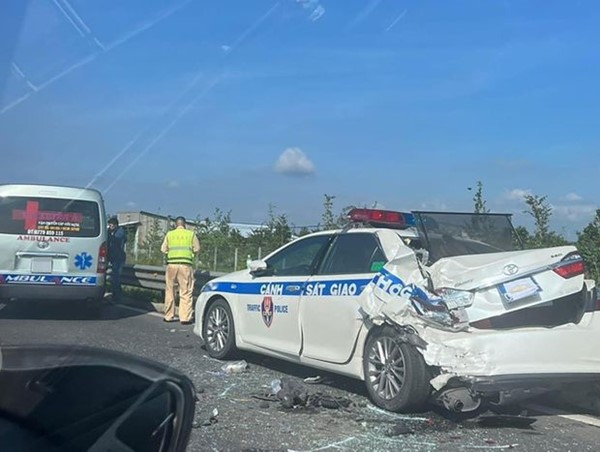 Tai nạn giao thông mới nhất hôm nay (8/11/2023): Tài xế xe cấp cứu buồn ngủ, tông trúng ô tô CSGT trên cao tốc
