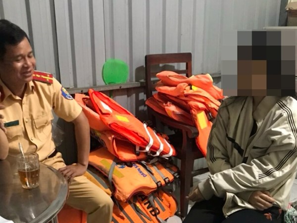 Cảnh sát đường thủy kịp thời cứu thiếu nữ nhảy cầu tự tử giữa đêm