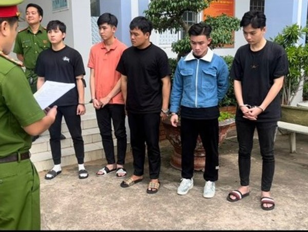 Biểu diễn đua xe quay clip đăng mạng xã hội, 5 thanh niên vướng vòng lao lý