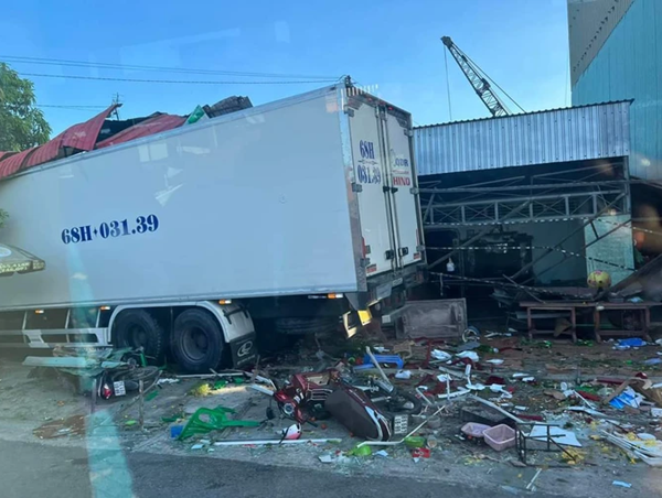 Tai nạn giao thông mới nhất hôm nay (12/11/2023): Hai xe máy va chạm lúc sáng sớm, một người tử vong thương tâm