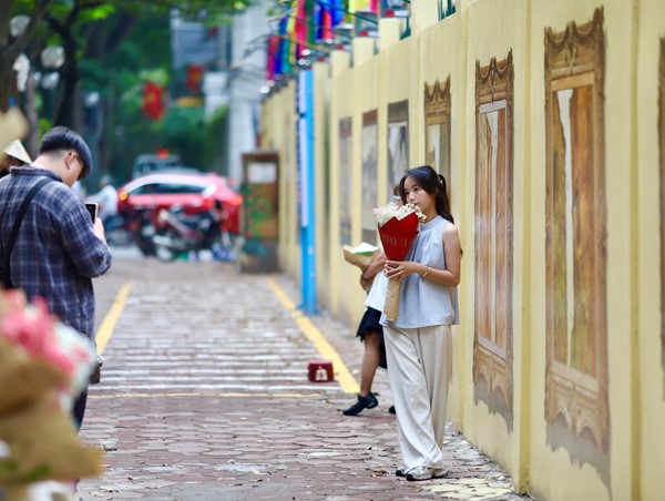 Ngắm nhìn Hà Nội xưa qua những tranh bích hoạ 3D